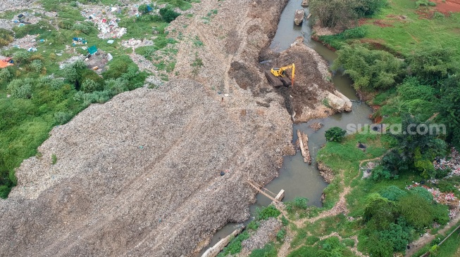 Suasana di Tempat Pembuangan Akhir (TPA) Cipayung di Depok, Jawa Barat, Senin (13/5/2024). [Suara.com/Alfian Winanto]