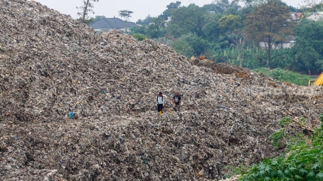 Suasana di Tempat Pembuangan Akhir (TPA) Cipayung di Depok, Jawa Barat, Senin (13/5/2024). [Suara.com/Alfian Winanto]