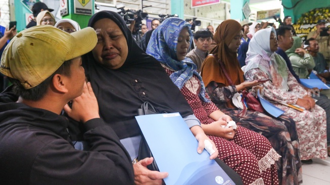 Ekspresi haru para ahli waris korban kecelakaan bus saat menerima santunan di SMK Lingga Kencana, Depok, Jawa Barat, Senin (13/5/2024). [Suara.com/Alfian Winanto]