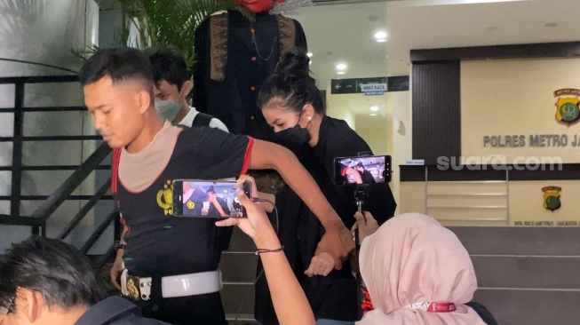 Istri sekaligus manajer Epy Kusnandar, Karina Ranau usai membesuk suaminya di Mapolres Metro Jakarta Barat, Senin (13/5/2024) [Suara.com/Adiyoga Priyambodo].