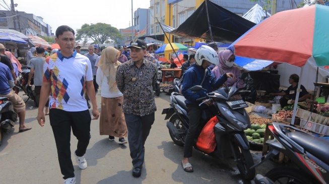 Tinjau Pasar Mambo, Dr. Nurdin Ajak Pedagang Jaga Kebersihan dan Gunakan Fasilitas Sesuai Fungsi