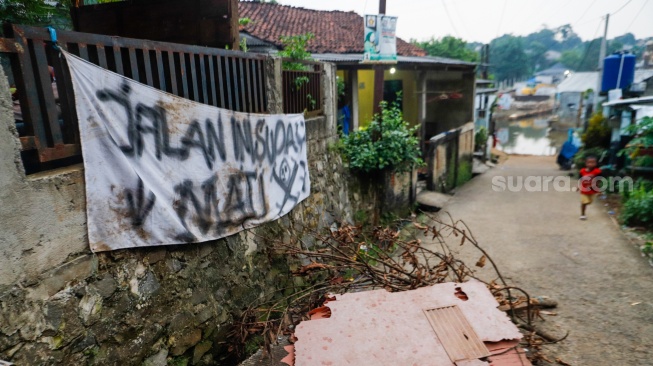 Suasana kawasan yang terendam banjir di Kampung Bulak Barat, Cipayung, Kota Depok, Jawa Barat, Senin  (13/5/2024). [Suara.com/Alfian Winanto]