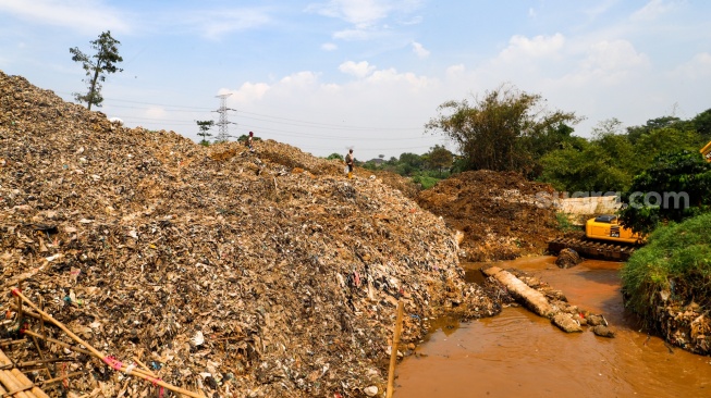 Suasana di lokasi longsor Tempat Pembuangan Akhir (TPA) Cipayung yang menimbun Kali Pesanggrahan di Depok, Jawa Barat, Senin (13/5/2024). [Suara.com/Alfian Winanto]