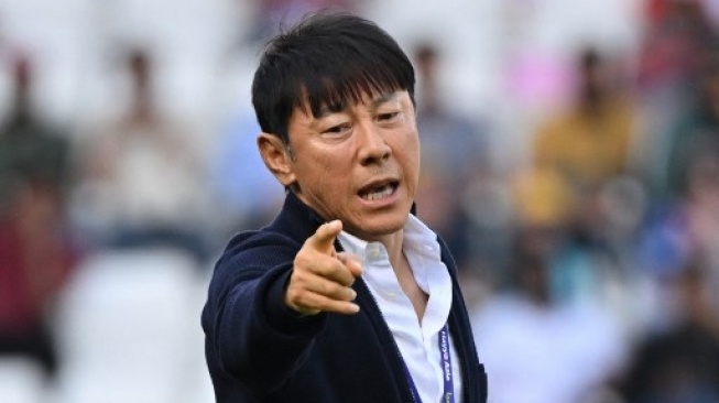 Pelatih Timnas Indonesia asal Korea Selatan Shin Tae-yong saat pertandingan sepak bola Grup D Piala Asia AFC Qatar 2023 antara Jepang dan Indonesia di Stadion al-Thumama di Doha pada 24 Januari 2024. Giuseppe CACACE / AFP