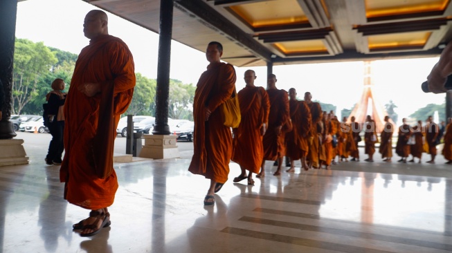 Para Bhikkhu saat tiba di Taman Mini Indonesia Indah, Jakarta, Selasa (14/5/2024). [Suara.com/Alfian Winanto]