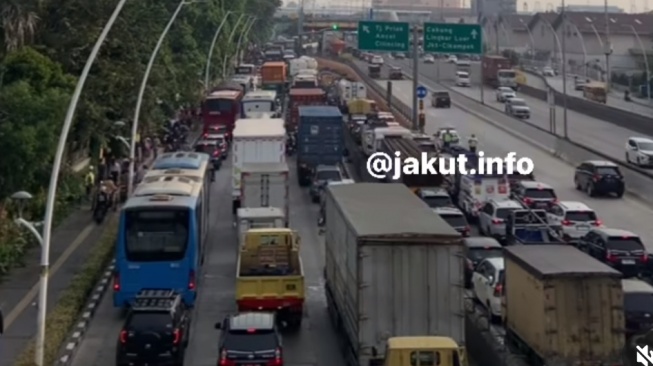 Tanjung Priok Macet Parah Gegara Kontainer Terbakar, Penumpang TransJakarta Sampai Pilih Jalan Kaki