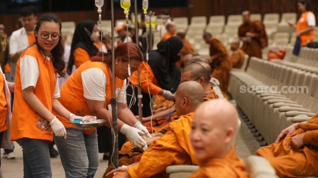 Para Bhikkhu diperiksa kesehatannya saat tiba di Taman Mini Indonesia Indah, Jakarta, Selasa (14/5/2024). [Suara.com/Alfian Winanto]