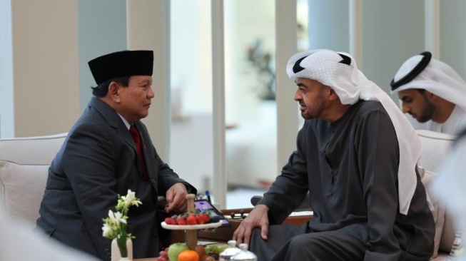 Presiden terpilih Prabowo Subianto dan wakil presiden terpilih Gibran Rakabuming Raka berkunjung ke Istana Al Shati, Abu Dhabi untuk bertemu Syeikh Mohamed bin Zayed Al Nahyan (MBZ), Senin (13/5/2024). (Dok. Tim Media Prabowo)