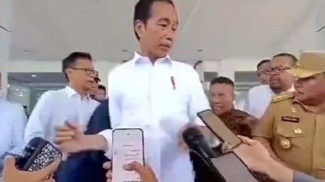 Aksi Pria Teriak Gaji Ditahan 6 Tahun di Telinga Jokowi, Lirikan Ayah Gibran Jadi Sorotan