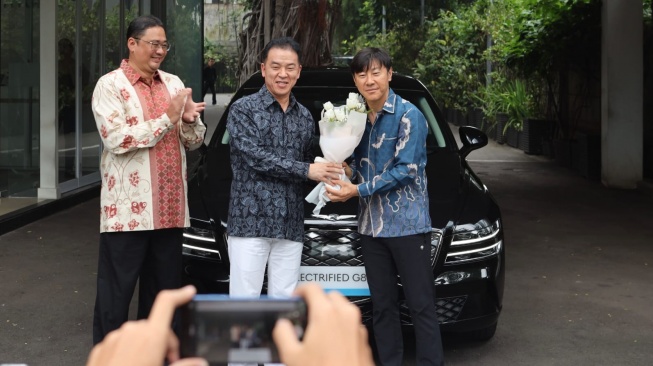 Shin Tae-yong Terima Mobil Baru dari PT Hyundai Motor Indonesia (HMID). (Foto: HMID)