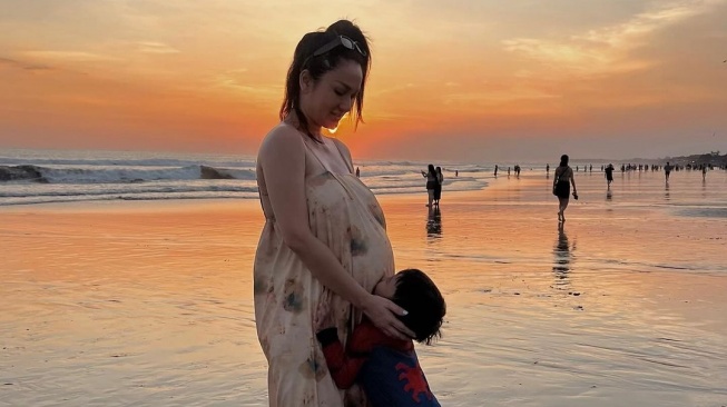 7 Potret Tengku Dewi Putri Babymoon ke Bali Berdua dengan Anak