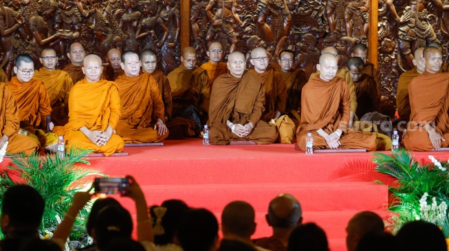 Para Bhikkhu saat tiba di Taman Mini Indonesia Indah, Jakarta, Selasa (14/5/2024). [Suara.com/Alfian Winanto]