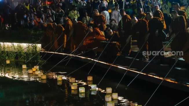 Seorang Bhikkhu saat prosesi Larung Lentera Harapan Semesta di Taman Mini Indonesia Indah, Jakarta, Selasa (14/5/2024). [Suara.com/Alfian Winanto]