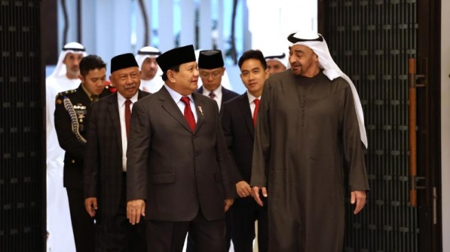 Kunjungan ke Istana di Abu Dhabi, Prabowo Kenalkan Gibran ke Syeikh MBZ