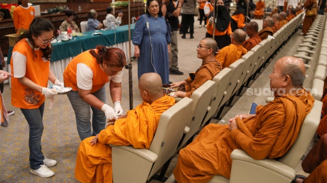 Para Bhikkhu diperiksa kesehatannya saat tiba di Taman Mini Indonesia Indah, Jakarta, Selasa (14/5/2024). [Suara.com/Alfian Winanto]