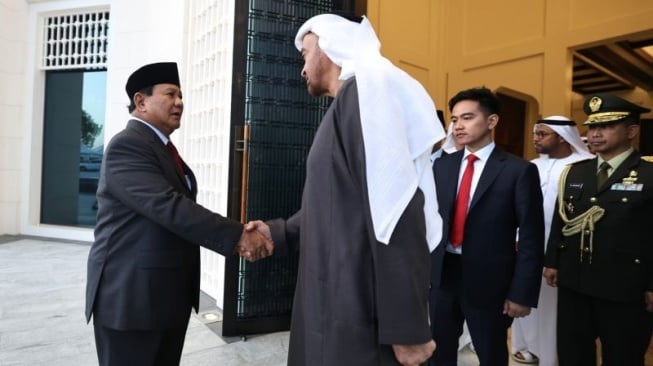 Momen Prabowo Kenalkan Gibran Ke Presiden UEA: Yang Mulia, Perkenalkan Ini Wakil Presiden Saya