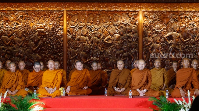 Para Bhikkhu saat tiba di Taman Mini Indonesia Indah, Jakarta, Selasa (14/5/2024). [Suara.com/Alfian Winanto]