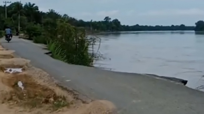 Jalan Pasir Penyu Inhu Tergerus Abrasi Sungai, Publik: ke Mana Bupatinya?