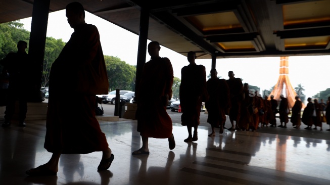 Para Bhikkhu saat tiba di Taman Mini Indonesia Indah, Jakarta, Selasa (14/5/2024). [Suara.com/Alfian Winanto]