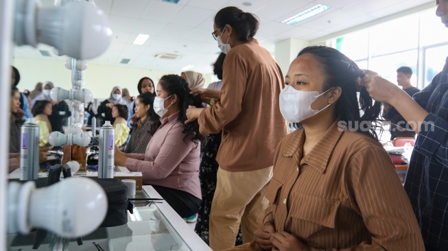 Peserta mengikuti pelatihan tata rias di Pusat Pelatihan Kerja Daerah (PPKD) Jakarta Pusat, Selasa (14/5/2024). [Suara.com/Alfian Winanto]