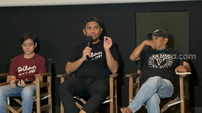 Muhammad Adhiyat, Fajar Bustomi dan Pidi Baiq dalam konferensi pers trailer film Dilan 1983 Wo Ai Ni di Paris Van Java, Bandung, Jawa Barat pada Senin (13/5/2024). [Suara.com/Rena Pangesti]