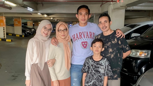 Kakak Rizky Ridho, Nurzela Eka Juniarfa. (Instagram/@nurzelaej)