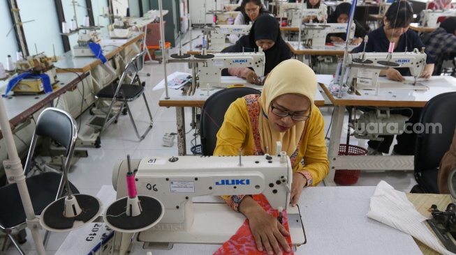 Peserta mengikuti pelatihan tata busana di Pusat Pelatihan Kerja Daerah (PPKD) Jakarta Pusat, Selasa (14/5/2024). [Suara.com/Alfian Winanto]