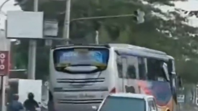 Ngeri! Aksi Menantang Maut Sopir Bus Sugeng Rahayu: Hampir Pindah Alam