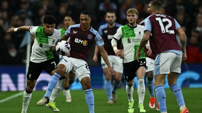 Gelandang Liverpool, Luis Diaz (kiri) bersaing dengan gelandang Aston Villa, Youri Tielemans selama pertandingan pekan ke-37 Liga Inggris 2023-2024 antara Aston Villa vs Liverpool di Villa Park di Birmingham, Inggris tengah pada 13 Mei 2024.Ben Stansall / AFP.