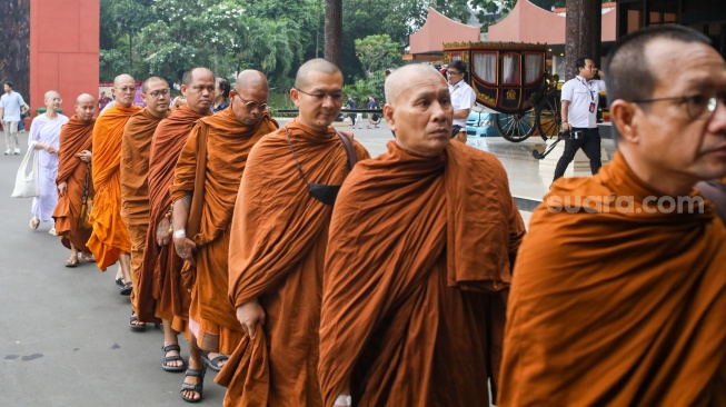 Para Bhikkhu saat tiba di Taman Mini Indonesia Indah, Jakarta, Selasa (14/5/2024). [Suara.com/Alfian Winanto]