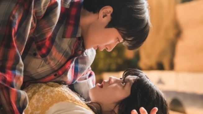 Spoiler Drama 'Lovely Runner' Episode 12: Malam Romantis Im Sol dan Sun Jae