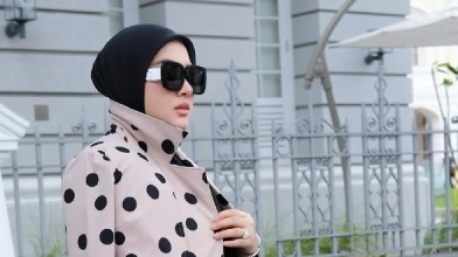 Potret Syahrini Pakai Baju Longgar di Tengah Isu Kehamilan. (Instagram/@princessyahrini)