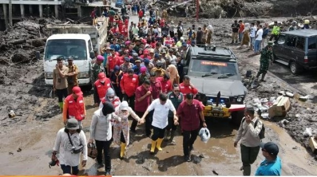 JK Kunjungi Lokasi Banjir Sumbar, Janji Percepat Rehabilitasi: Warga Tak Mungkin Lebih 14 Hari di Pengungsian