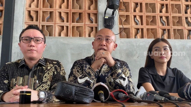 Sarwendah dan kuasa hukum, Chris Sam Siwu saat melayangkan somasi terbuka kepada akun-akun TikTok yang mencibir kedekatannya dengan Betrand Peto di kawasan Kebon Jeruk, Jakarta Barat, Rabu (15/5/2024). [Suara.com/Tiara Rosana]