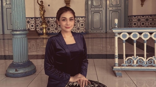 Potret Celine Evangelista pakai kebaya. (dok. Instagram)