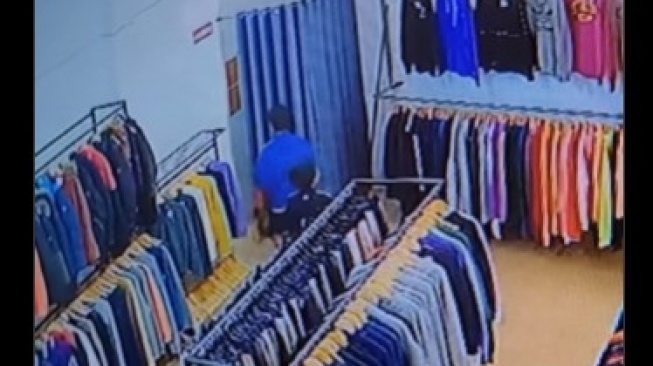 2 Bocil Sekongkol Curi Jaket dalam Toko di Singosari Malang, Aksinya Viral