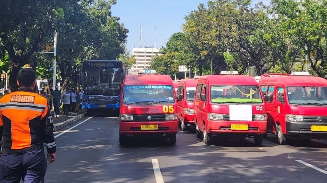 Ratusan sopir angkot dari Jakarta Utara menggelar aksi unjuk rasa di depan Balai Kota DKI Jakarta, Rabu (15/5/2024). [Suara.com/Fakhri]