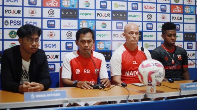 Caretaker pelatih Madura United, Rakhmat Basuki saat jumpa pers jelang laga. (Liga Indonesia Baru) 