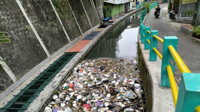 Tumpukan Sampah Tutup Saluran RTH Winongo, Warga Jogja Protes