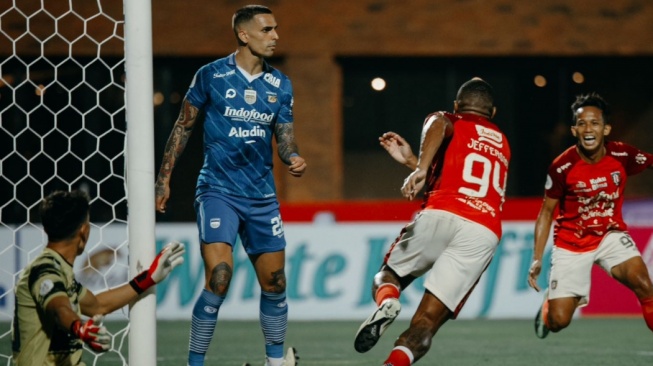 Duel Bali Untied vs Persib Bandung dalam pertandingan leg pertama semifinal Championship Series BRI Liga 1 2023-2024 di Bali United Training Center, Bali, Rabu (14/5/2024). [Dok. Bali United]