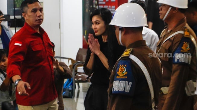 Aktris Sandra Dewi (tengah) berjalan keluar gedung usai menjalani pemeriksaan di Gedung Kejaksaan Agung (Kejagung), Jakarta, Rabu (15/5/2024). [Suara.com/Alfian Winanto]