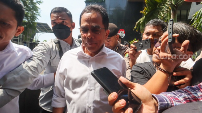 Sekretaris Jenderal (Sekjen) DPR RI Indra Iskandar (tengah) meninggalkan Gedung Merah Putih Komisi Pemberantasan Korupsi (KPK), Jakarta, Rabu (15/5/2024). [Suara.com/Alfian Winanto]