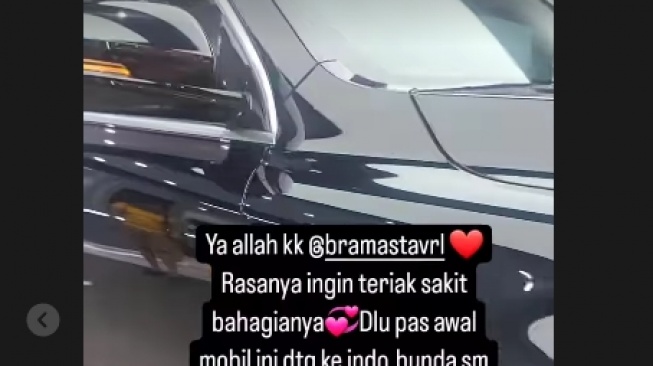 Verrell Bramasta hadiahi mobil Sarni. (Instagram)