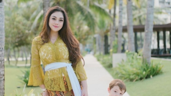 Potret Celine Evangelista pakai kebaya. (dok. Instagram)