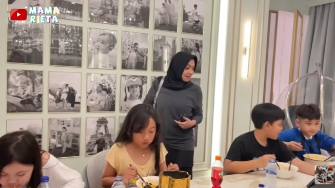 Rafathar makan satu meja dengan anak pembantu (Youtube/Mama Rieta)