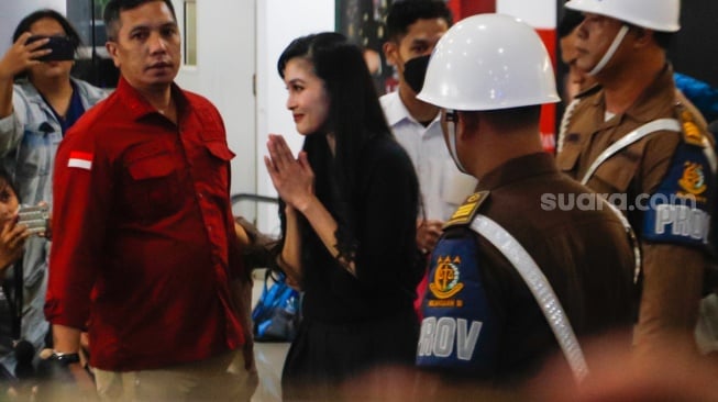 Aktris Sandra Dewi (tengah) berjalan keluar gedung usai menjalani pemeriksaan di Gedung Kejaksaan Agung (Kejagung), Jakarta, Rabu (15/5/2024). [Suara.com/Alfian Winanto]