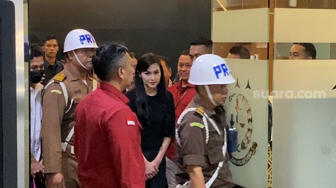 Artis Sandra Dewi usai diperiksa atas kasus korupsi Harvey Moeis di Kejaksaan Agung RI, Jakarta, Rabu (15/5/2024). [Suara.com/Adiyoga Priyambodo]