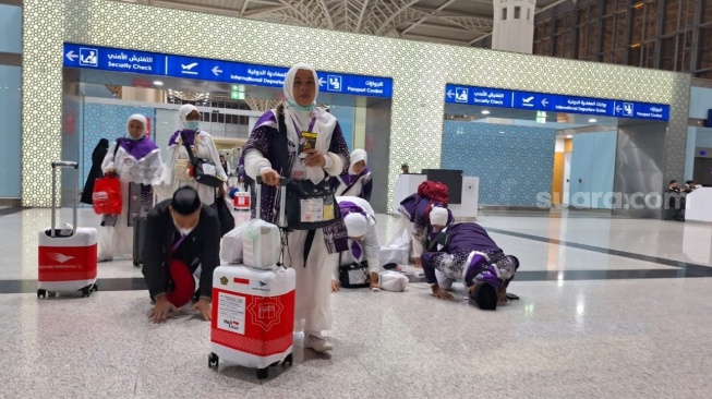 Sejumlah jemaah haji asal Sulsel sujud syukur setibanya di Bandara Amir Muhammad bin Abdul Aziz (AMAA) Madinah pada Kamis (16/5/2024). [MCH 2024]