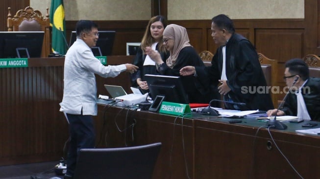 Wakil presiden ke-10 dan ke-12 Jusuf Kalla (JK) usai memberikan keterangan dalam sidang kasus korupsi Direktur Utama (Dirut) PT Pertamina (Persero) periode 2009—2014 Galaila Karen Kardinah alias Karen Agustiawan di Pengadilan Tindak Pidana Korupsi (Tipikor), Jakarta, Kamis (16/5/2024). [Suara.com/Alfian Winanto]