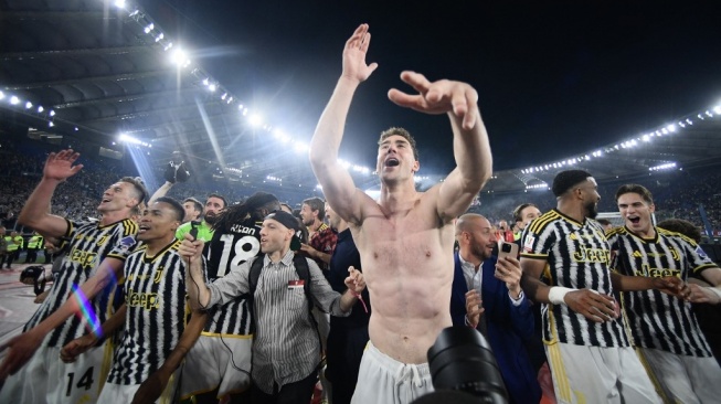 Penyerang Juventus asal Serbia Dusan Vlahovic (tengah) dan rekan satu timnya merayakan setelah memenangkan Final Piala Italia antara Atalanta dan Juventus di stadion Olimpiade di Roma pada 15 Mei 2024.Filippo MONTEFORTE / AFP